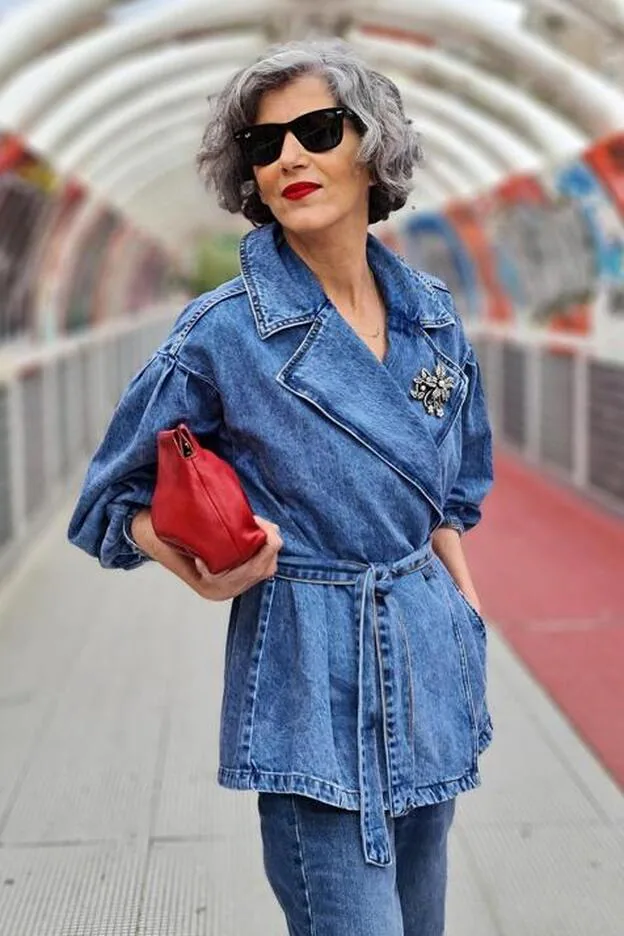 gerente Entrada Fascinante La blazer vaquera de Zara con la que conseguir un look total denim que  rejuvenece a los 50 y que es perfecto para el entretiempo | Mujer Hoy