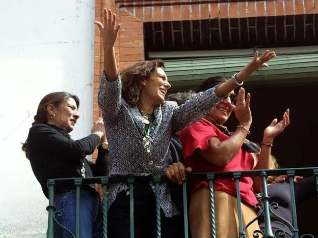 Belén y Carmen Ordóñez, al paso de la procesión de su hermandad, la Esperanza de Triana.