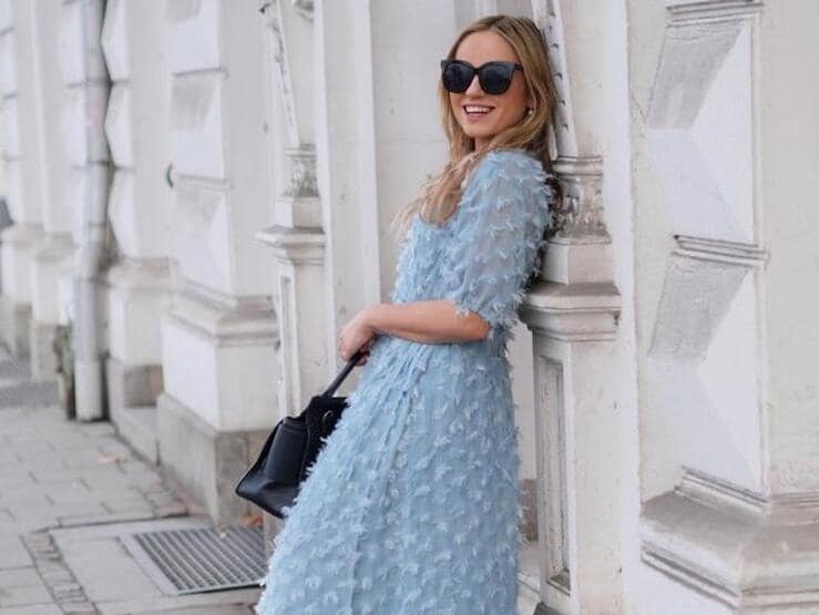 Nueve vestidos azules perfectos para llevar a tus looks el color comodín primaveral más vistoso de la temporada