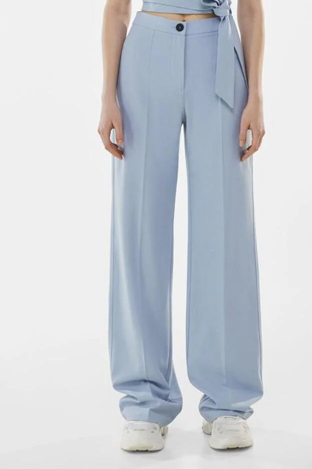 Los pantalones de la nueva colección de Zara que cuestan menos de 20 euros,  estilizan, pegan con todo y puedes llevar con camiseta blanca