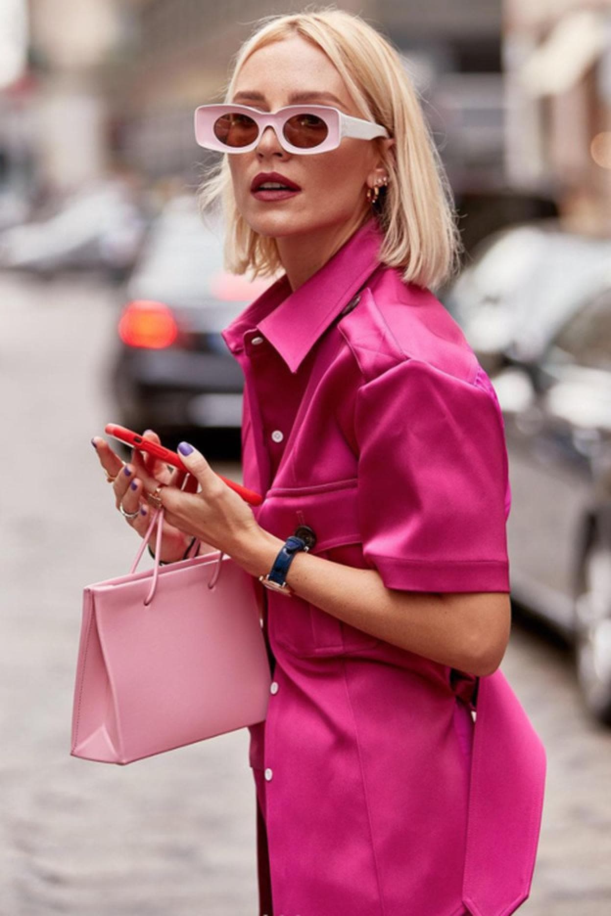 Doble efecto rosa: el nuevo truco de la moda para llevar un total look rosa  con top, bolso y gafas que quede perfecto | Mujer Hoy