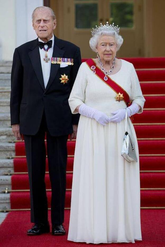 Muere el príncipe Felipe, duque de Edimburgo: así ha sido su vida (y sus mejores momentos) junto a la Reina Isabel II de Inglaterra