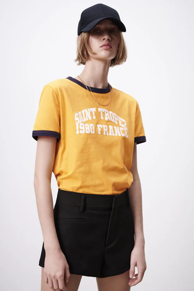 Alerta súper tendencia: Zara lanza unas camisetas retro de rayas que quitan años y cualquier look falda o pantalones (por menos de 20 euros) | Mujer Hoy