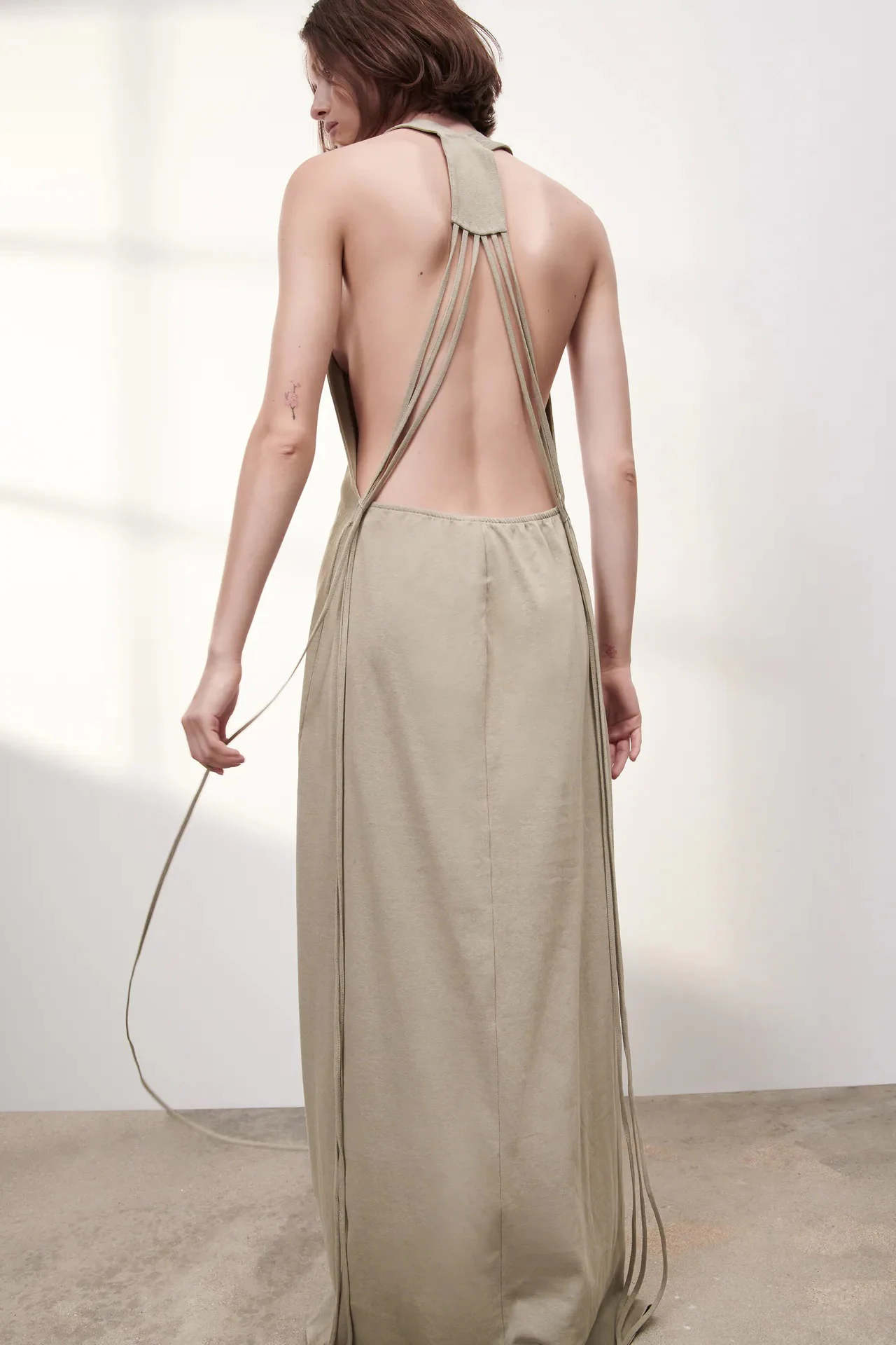 Los vestidos y tops de Zara con los escotes en la espalda más bonitos