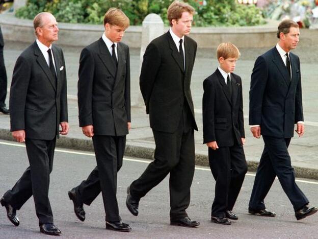 Los prinicpes, de niño, junto a su abuelo, su tío y su padre en el entierro de su madre, Diana de Gales.