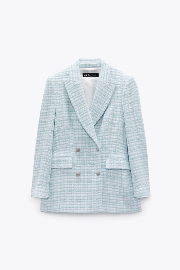 Blazer blanca y azul cielo de la nueva colección de Zara.