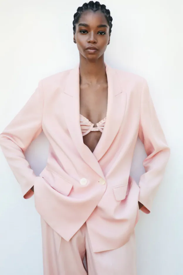 Traje rosa pálido de la nueva colección de Zara.