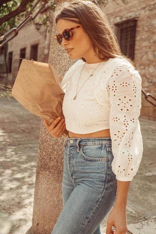 Blusa blanca "cropped" con calados de la colección de primavera de Zara (29,99 euros)
