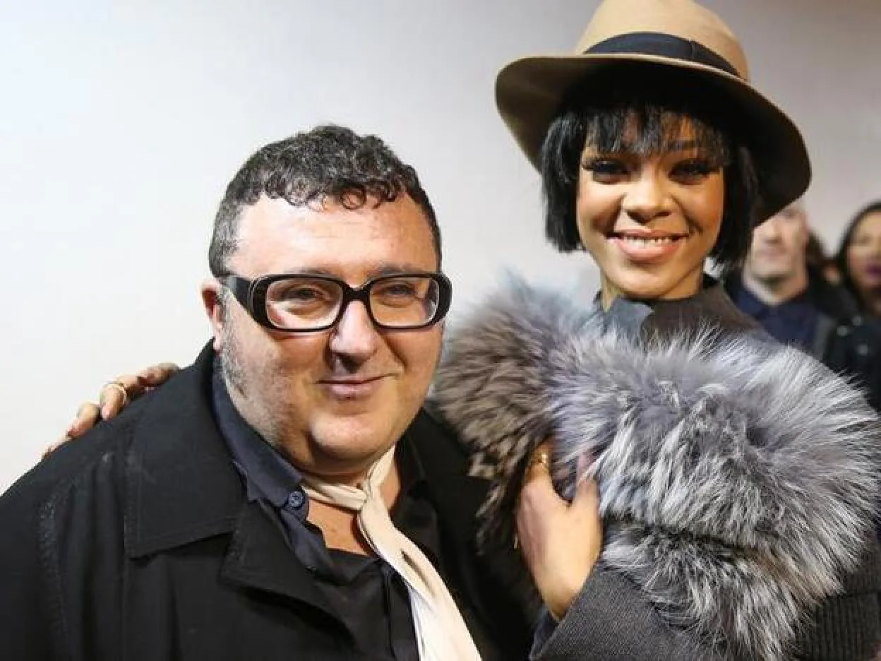 El diseñador Alber  Elbaz junto a Rihanna en uno de sus desfiles de moda para la firma Lanvin en la semana de la moda de Paris en 2014./gtres