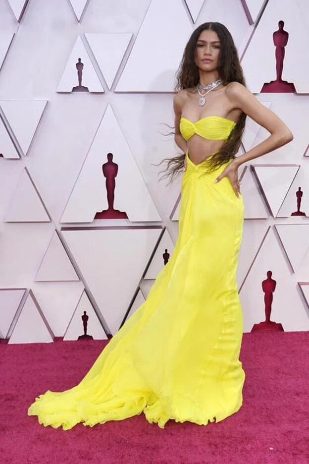Zendaya brilla (literalmente) en la alfombra roja de los Oscar 2021 con su vestido  amarillo neón de Valentino | Mujer Hoy