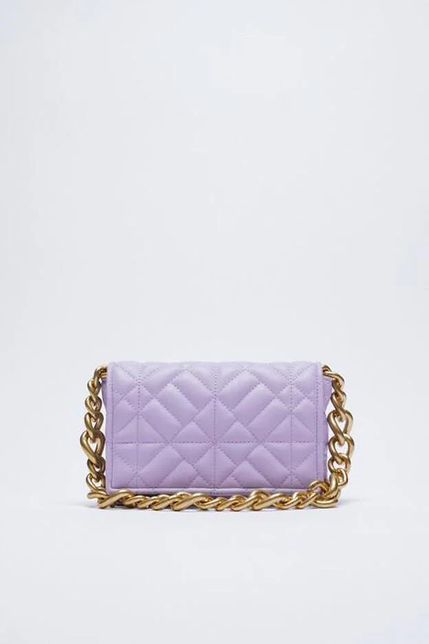 Bolso acolachado en color lila con cadena dorada de la colección de primavera de Zara (22,99 euros)