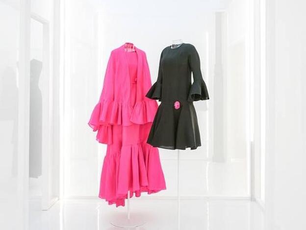 La exposición reúne más de 100 obras de Azzedine Alaïay de Cristóbal Balenciaga pertenecientes a la Fundación Azzedine Alaïa de París.