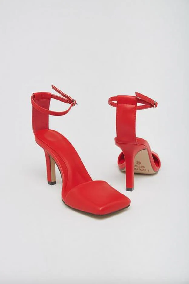 polla Canoa emprender Zara y Sfera apuestan por la tendencia de los zapatos de tacón cómodo rojo  con dos diseños tan originales como bonitos para llevar con vaqueros |  Mujer Hoy