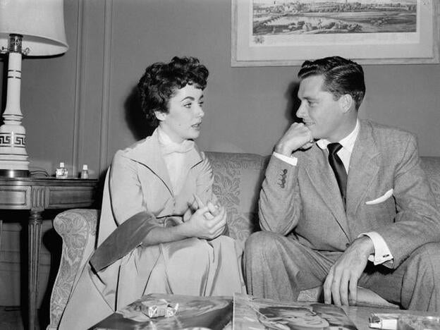 Elizabeth Taylor y su primer marido hablando. Si quieres ver la vida de este icono de Hollywood en imágenes, pincha en la foto.