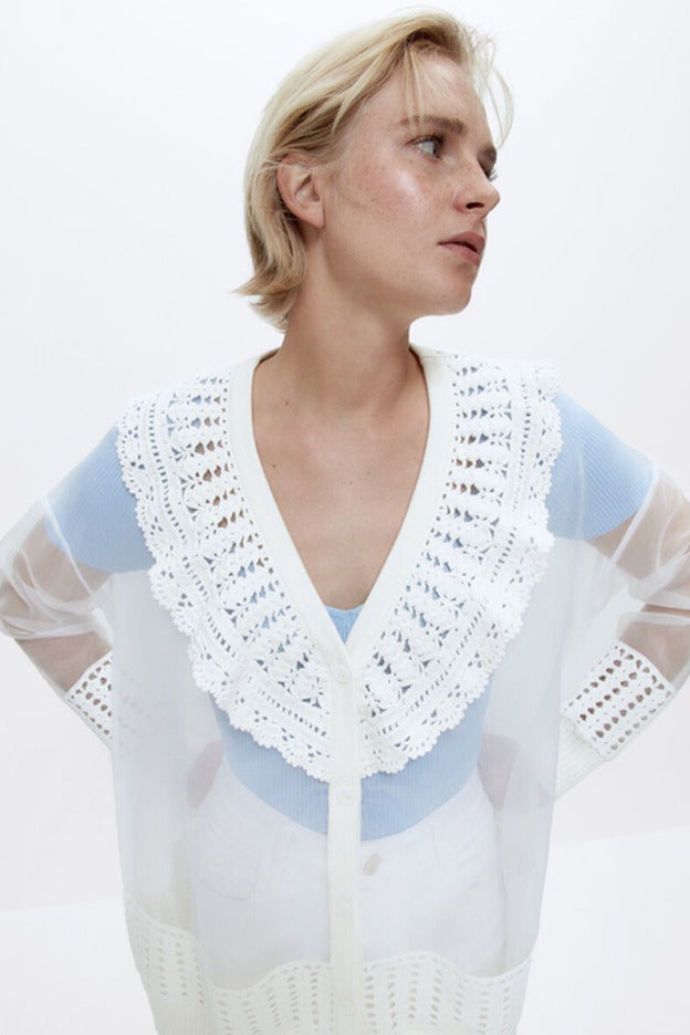 Chaqueta de organza con cuello bebé de corchet de Uterqüe.