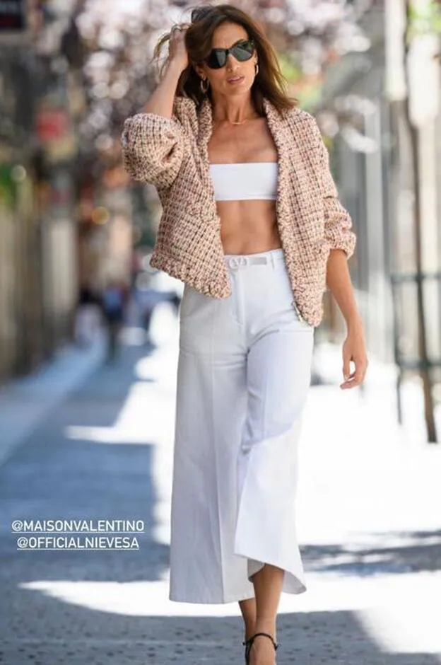 unos pantalones culotte blancos para rejuvenecer a los 40 y los 50, palabra de Nieves Álvarez | Mujer Hoy