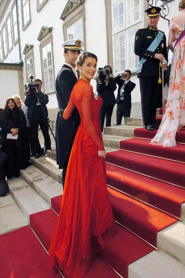 17 años del inolvidable vestido rojo de Lorenzo Caprile de Letizia Ortiz en la boda Federico de Dinamarca y Mary el que una periodista se coronó como reina de