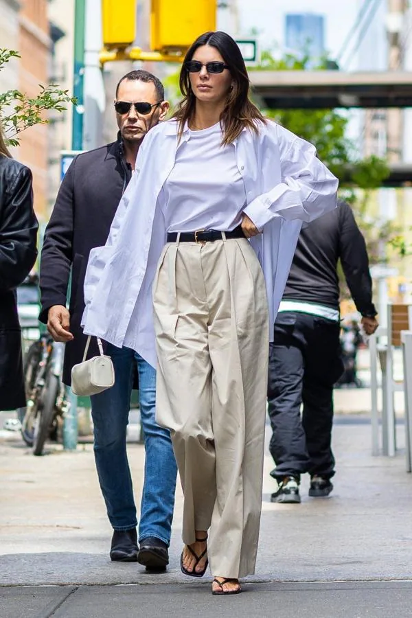 Fotos: Solo necesitas una camisa blanca y pantalón chino beige para replicar el de inspiración que arrasa entre todas las entendidas en moda | Mujer Hoy