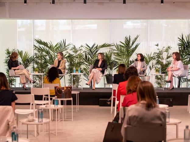 En la imagen, de izquierda a derecha: Virginia Lombraña, periodista colaboradora de Mujerhoy y moderadora de esta mesa redonda; Dra. María Fernández Chereguini, especialista en Ginecología Oncológica de MD Anderson Cancer Center Madrid; Dra. Natalia Carballo, jefa del Servicio de Radioterapia. MD Anderson Cancer Center Madrid; Dra. Eva Guerra Alía, médico adjunto de Oncología médica-Sección de Mama y Tumores Ginecológicos y Responsable de los Tumores Ginecológicos. Hospital Universitario Ramón y Cajal; y Charo Hierro, presidenta de ASACO.