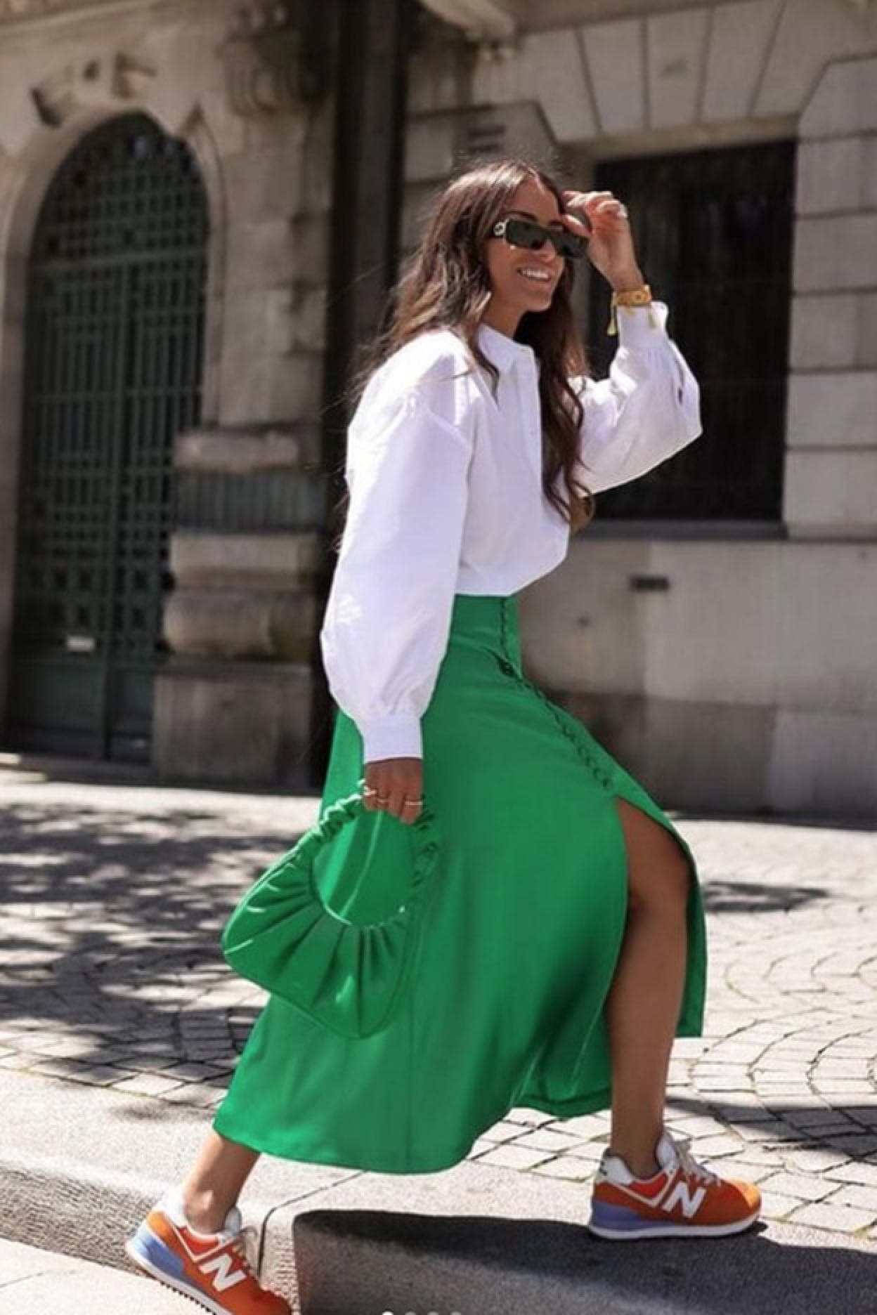 Ru Decaer Anónimo Objetivo esta falda verde satinada: es increíble lo bien que queda con una  camisa blanca (si tienes más de 50, la necesitas) | Mujer Hoy