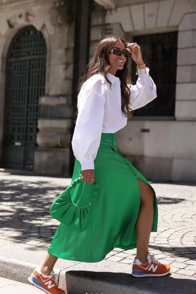 Comandante trapo capa Objetivo esta falda verde satinada: es increíble lo bien que queda con una  camisa blanca (si tienes más de 50, la necesitas) | Mujer Hoy