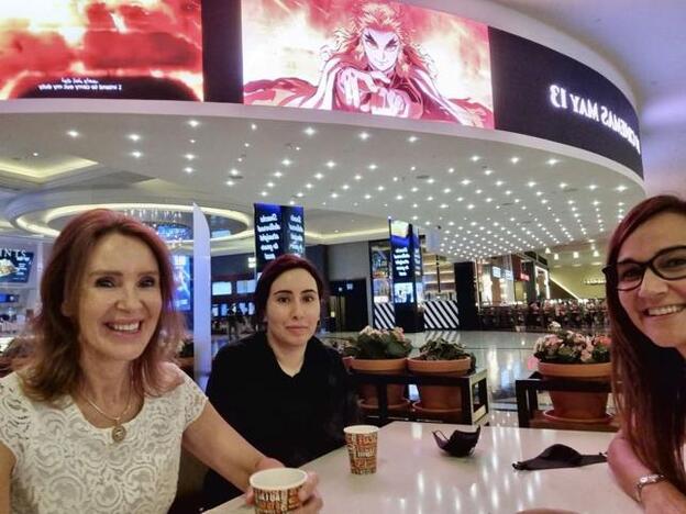 La princesa Latifa (de negro) y dos amigas en un centro comercial de Dubái. Por la película que aparece en la cartelera se cree que la foto fue tomada el 13 de mayo.