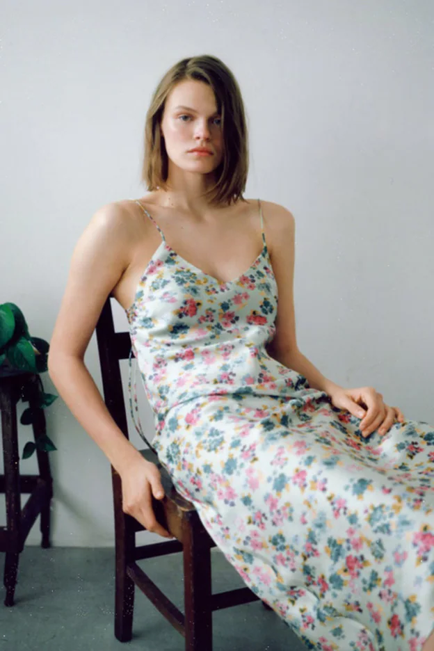 Vestido satinado con estampado de flores de la nueva colección de Zara.