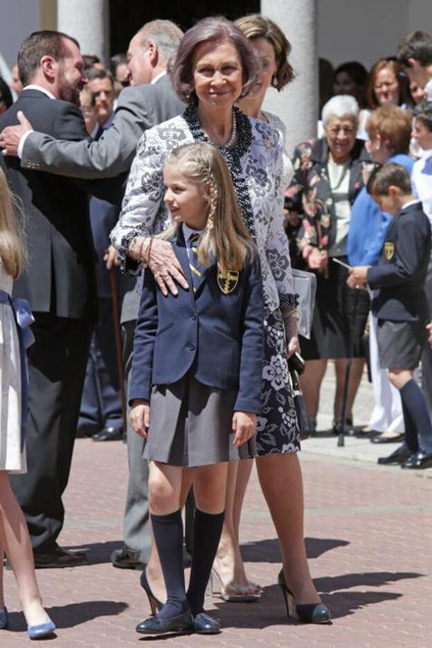 La Reina Sofía junto a la Princesa Leonor en la primera comunión de la heredera.