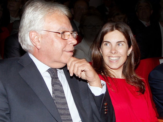 Felipe González con María. hija pequeña de su matrimonio con Carmen Romero.