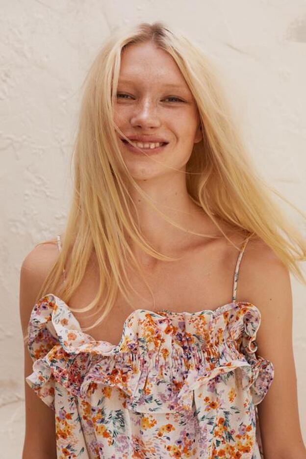 Blanco o con un precioso estampado floral: el vestido corto más original y  bonito del momento es este tan barato de H\u0026M | Mujer Hoy