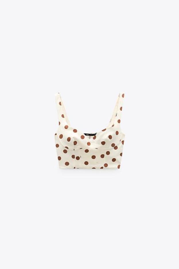 Top con escote amplio y tirantes anchos con estampado de lunares de Zara )(19,99 euros)