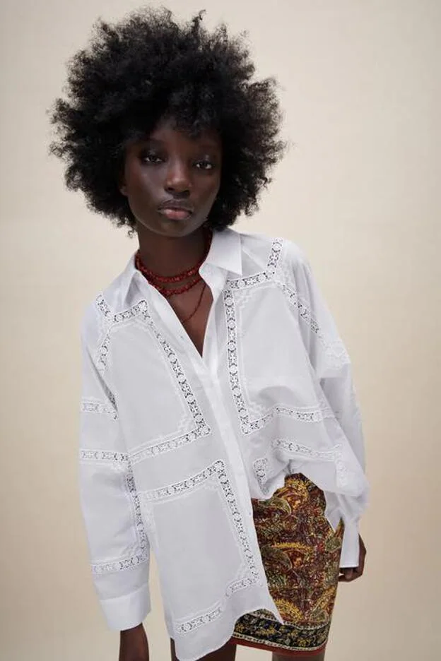 plato en términos de Si Tres camisas blancas troqueladas de Zara que combinan con todo para copiar  el look de bautizo de Victoria Federica | Mujer Hoy