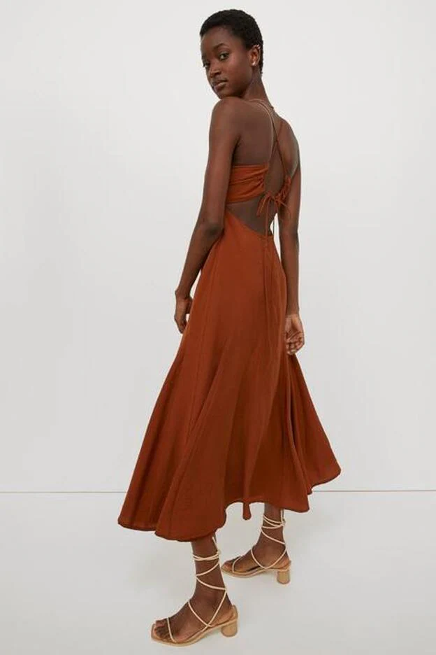Vestido midi de color marrón con espalda cruzada con tiras de H&M (49,99 euros)