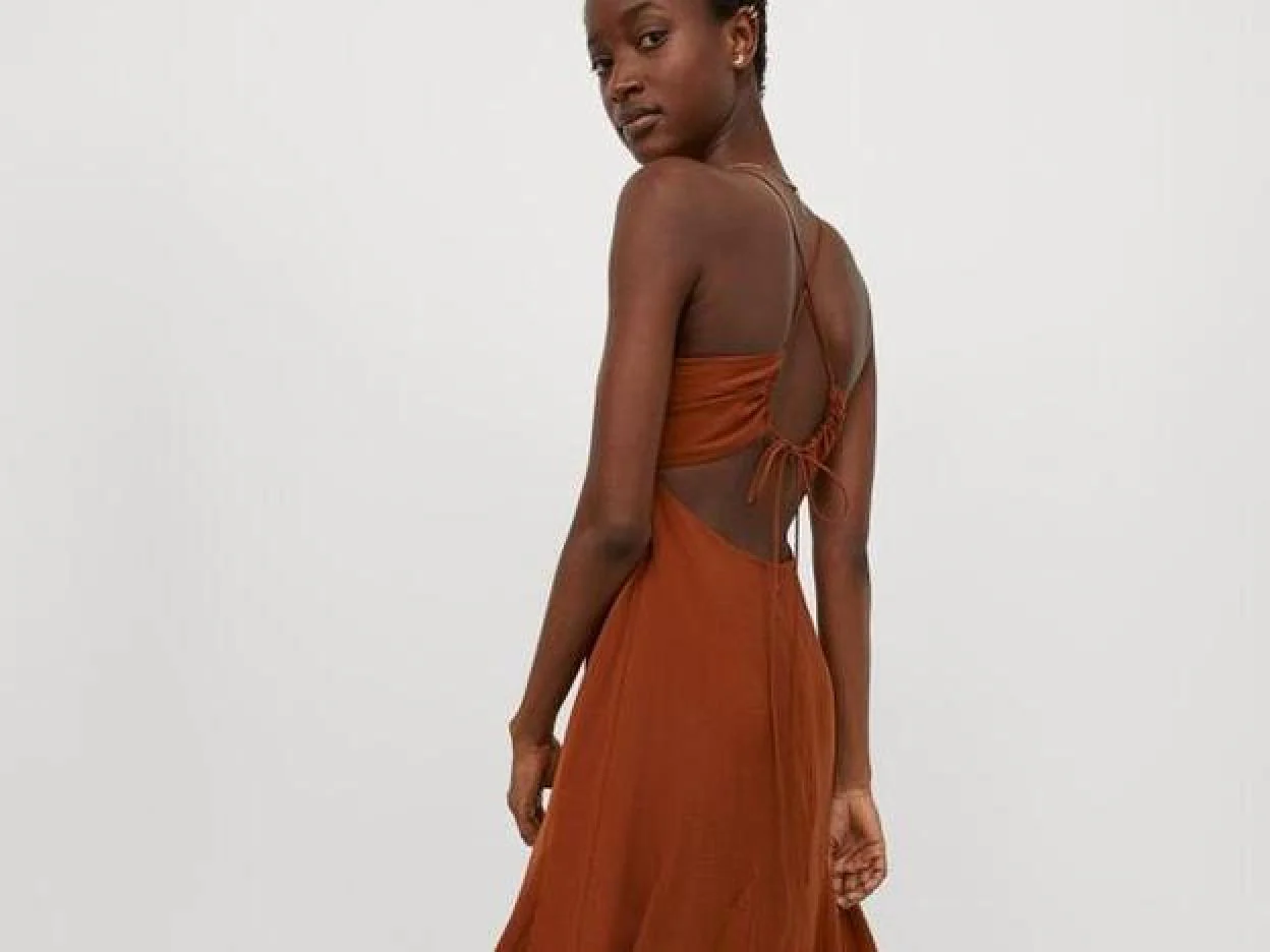 Este vestido midi es uno de los diseños más bonitos de la colección de verano de H&M. Descubre otros vestidos que no puedes perderte./H&M