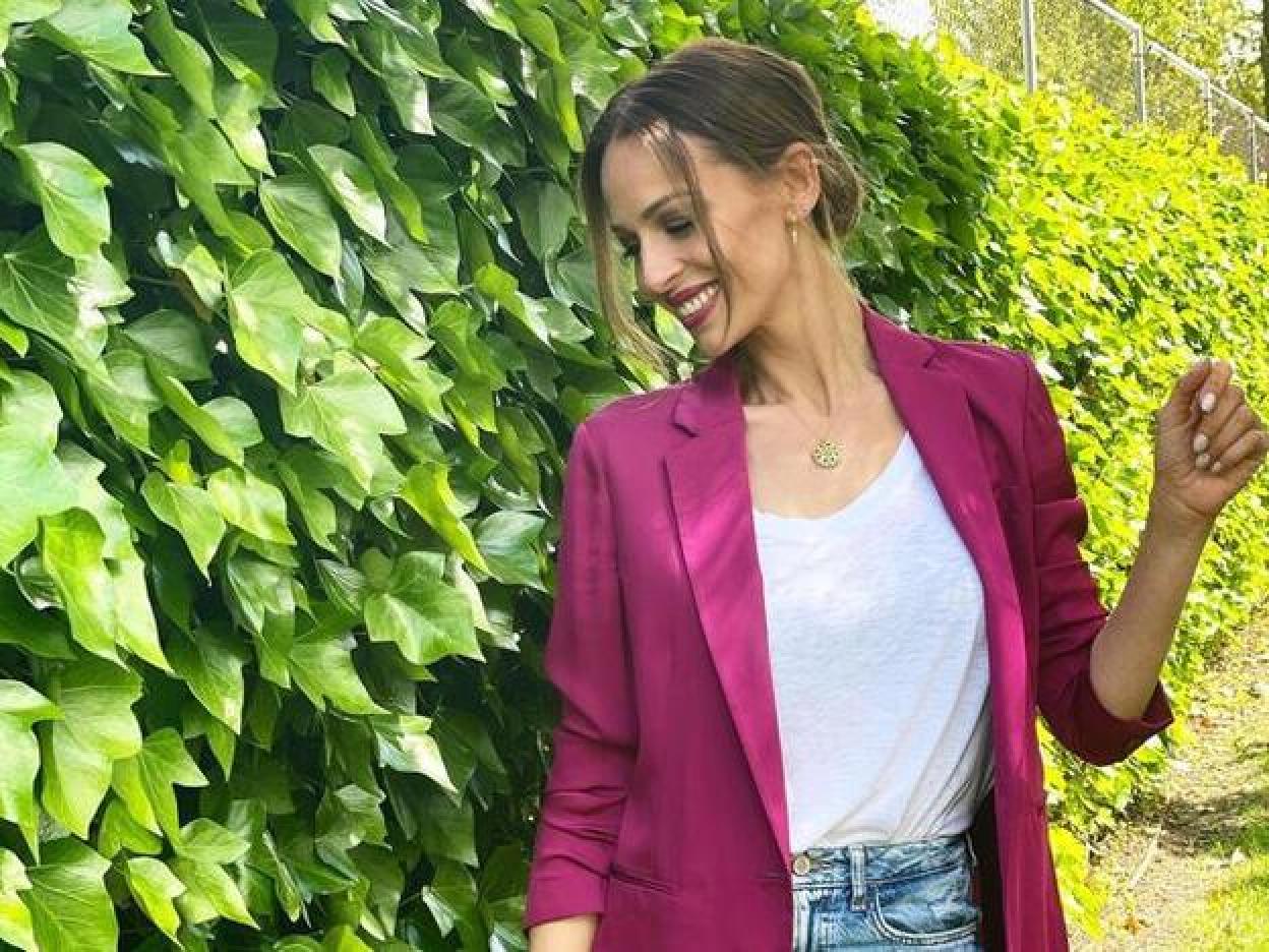 Pincha en la imagen para descubrir los mejores looks de Eva González en Instagram: de los pantalones que estilizan a sus vestidos de invitada perfecta./instagram eva gonzález