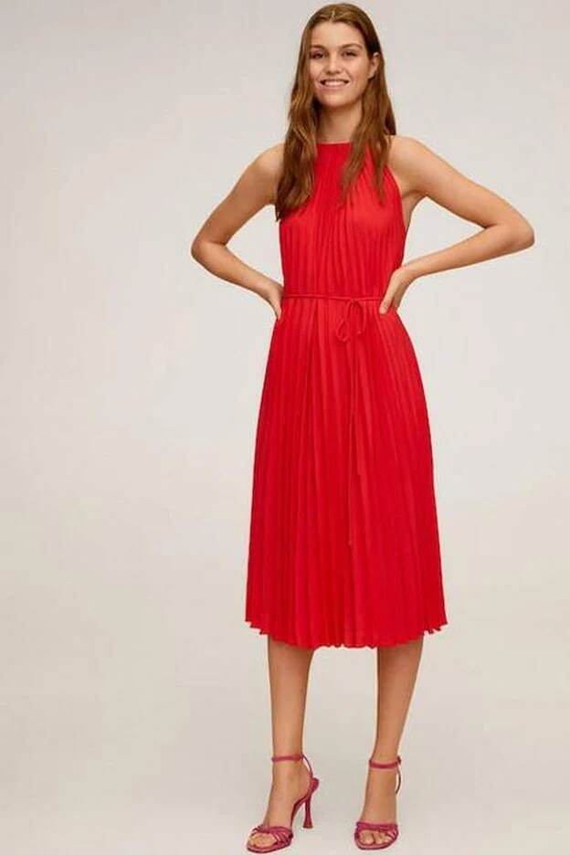 Dos vestidos de Mango Outlet rebajadísimos que hacen tipazo y con los conseguirás un look de invitada muy rejuvenecedor | Mujer Hoy