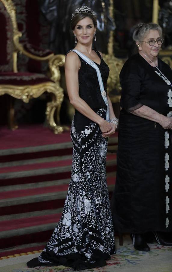 Vestidos de noche de la reina Letizia: Falda mantón