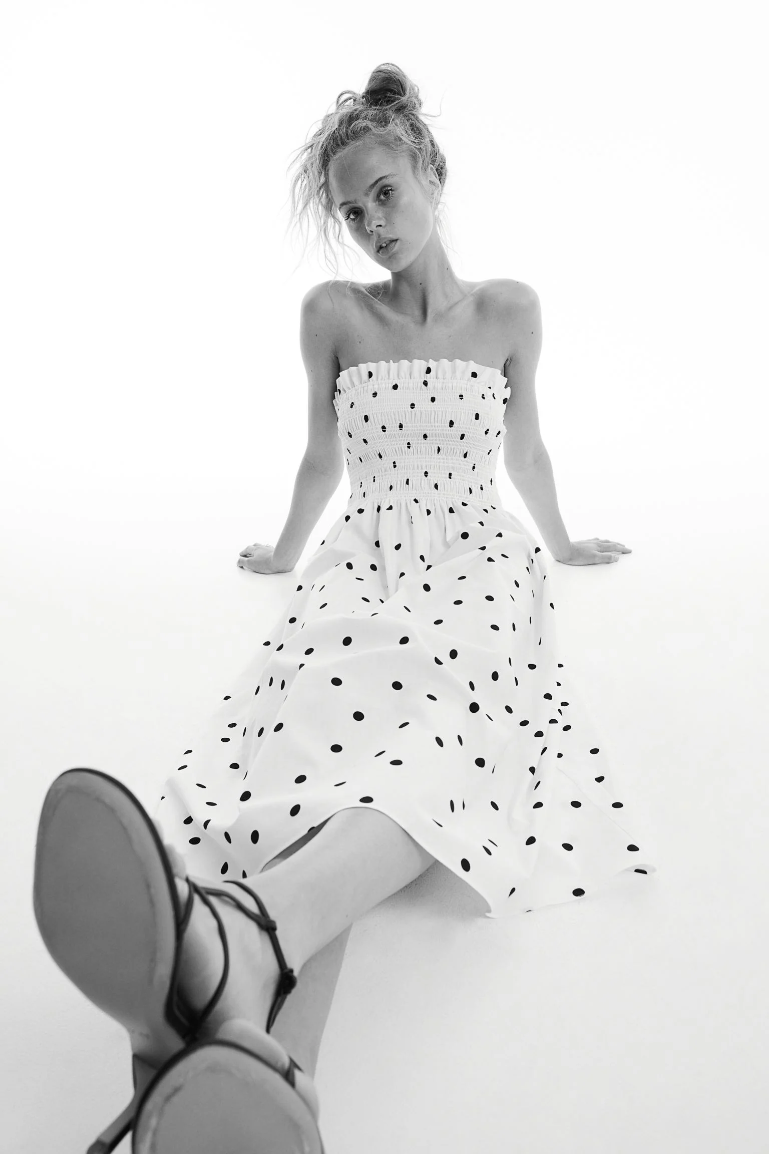Retro Blanco, con lunares y elástico favorecedor: el más bonito momento está la tienda online de H&M | Mujer Hoy