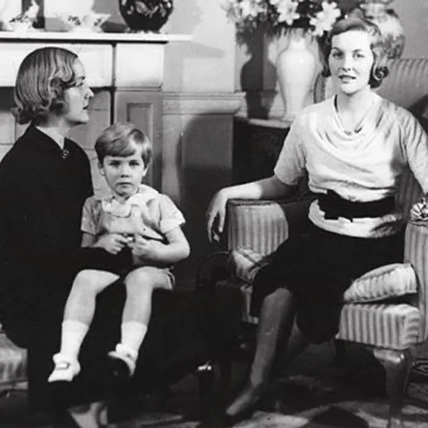 Fiana Mitford y su hermana Unity posan con uno de los hijos que tuvo en su primer matrimonio.