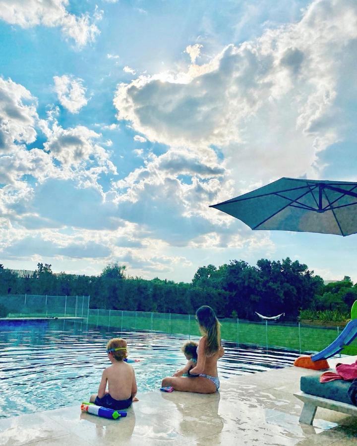 Los jardines y piscinas más espectaculares de las casas de famosos