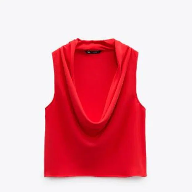 Con este conjunto rojo de Zara de falda y blusa original serás las mejor vestida del verano por lo que es y porque queda ideal con sandalias planas | Mujer Hoy
