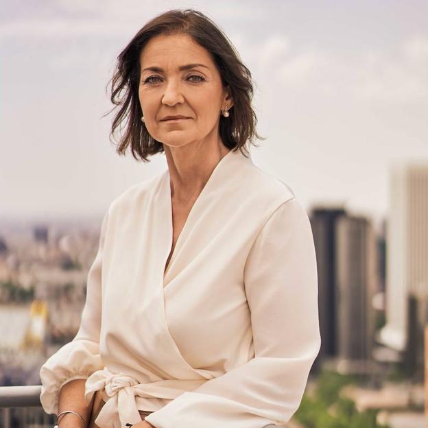 Retratada en la azotea del Ministerio de Industria, Comercio y Turismo, Reyes Maroto viste blusa de Silvia Tcherassi y pantalón de Adolfo Domínguez. Pincha en la foto para ver las mejores terrazas y los rooftops con las vistas más bonitas de España para tomar el aperitivo o una copa.