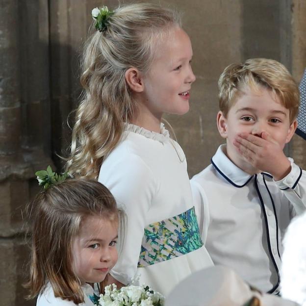 Savannah haciendo reír a su primo George en la boda de la princesa Eugenie