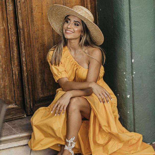 El espectacular vestido midi de Mango que confirma que el naranja favorece y sienta de maravilla