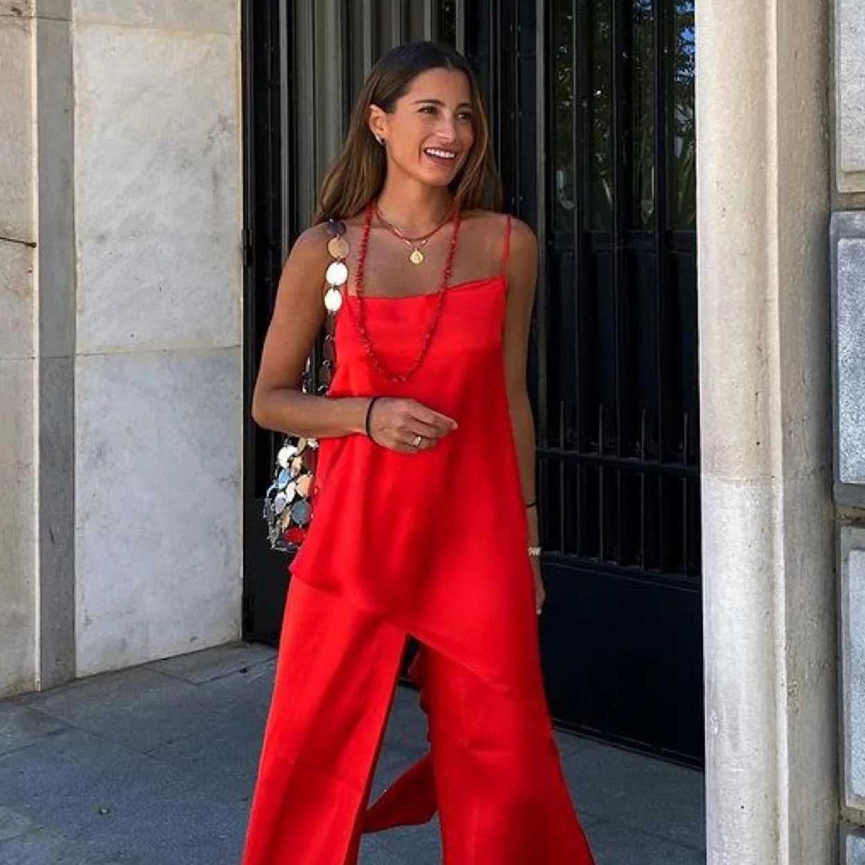 Este rojo de Zara tan es perfecto para que las que quieren un look invitada diferente (y reutilizable) | Mujer Hoy