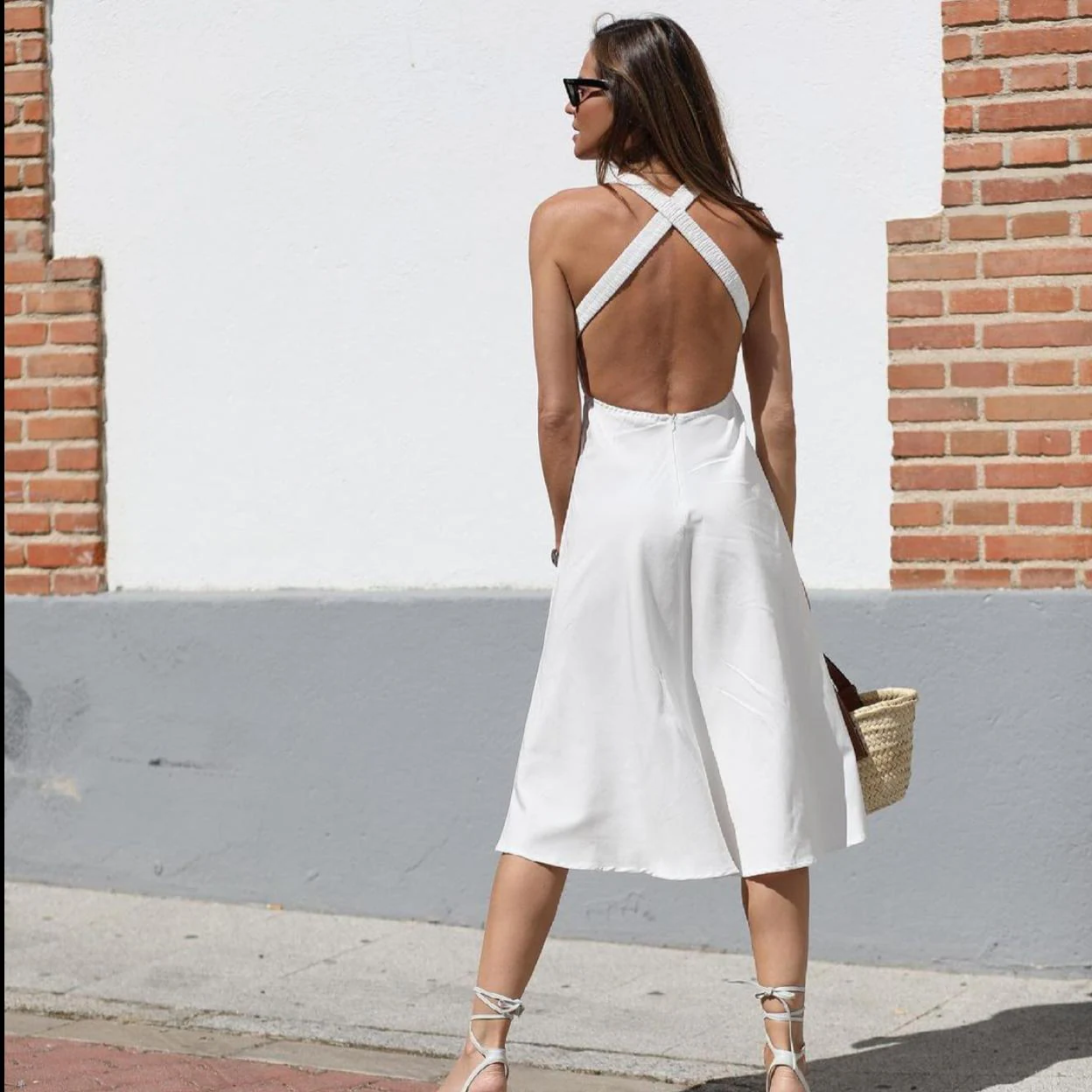 Vestido blanco midi con la espalda descubierta, el imprescindible del verano tienen Mango, Zara y H&M | Mujer