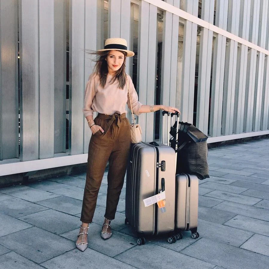 Los mejores looks de famosas en influencers en los aeropuertos para  celebrar que los viajes han vuelto | Mujer Hoy