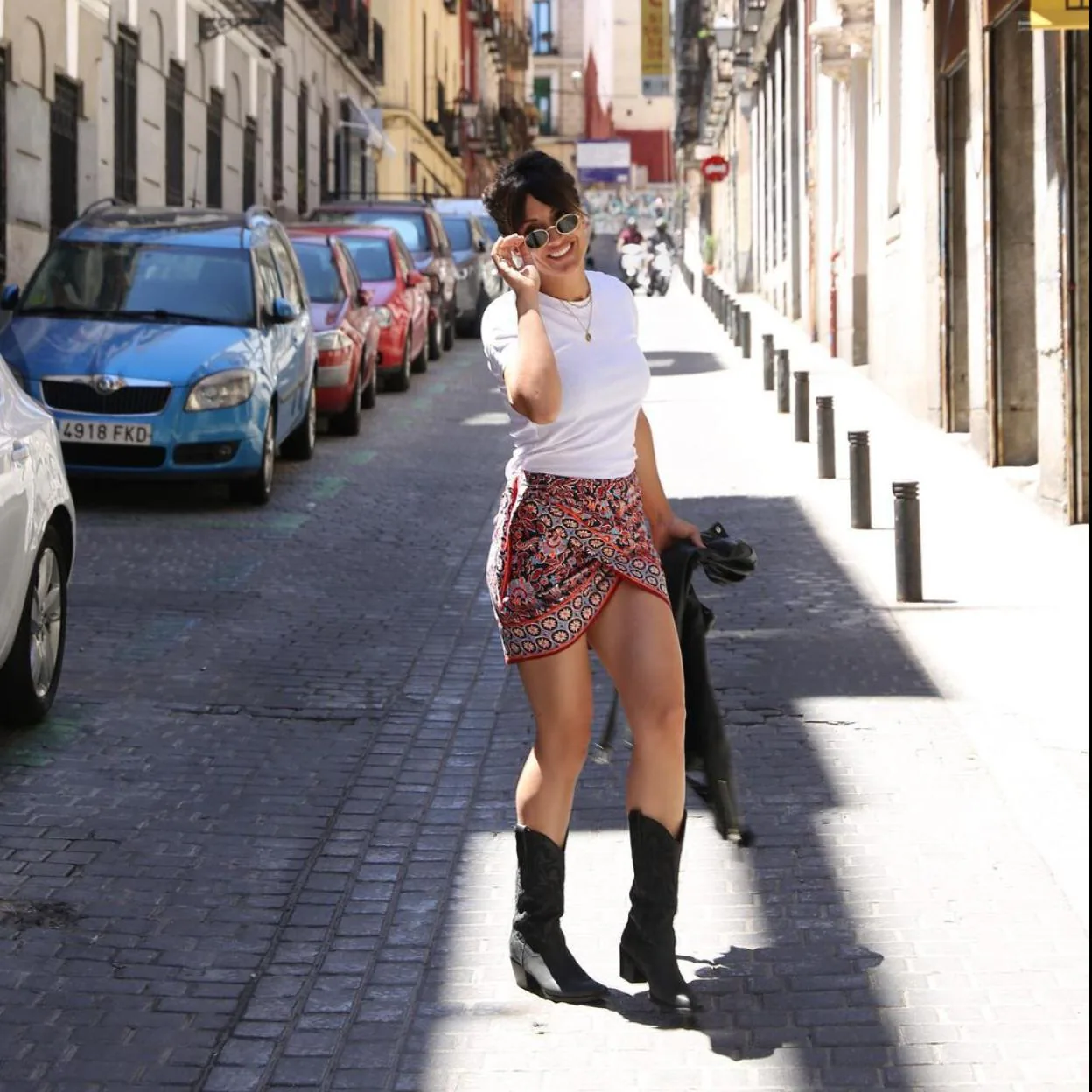 Mujer En La Ciudad, Estirándose Para Hacer Ejercicio Y Comenzar El