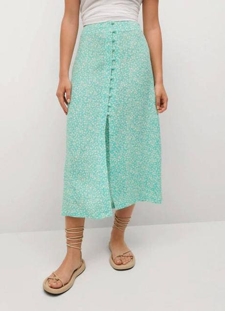 La falda midi vendida Mango es esta con estampado de flores que está disponible en dos colores | Mujer Hoy