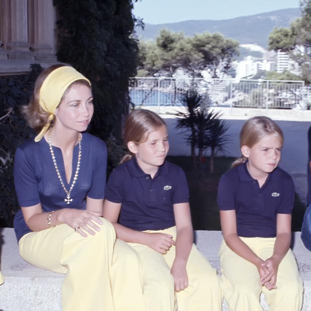 La reina Sofía conjuntada con sus hijas, la infanta Cristina y la infanta Elena.